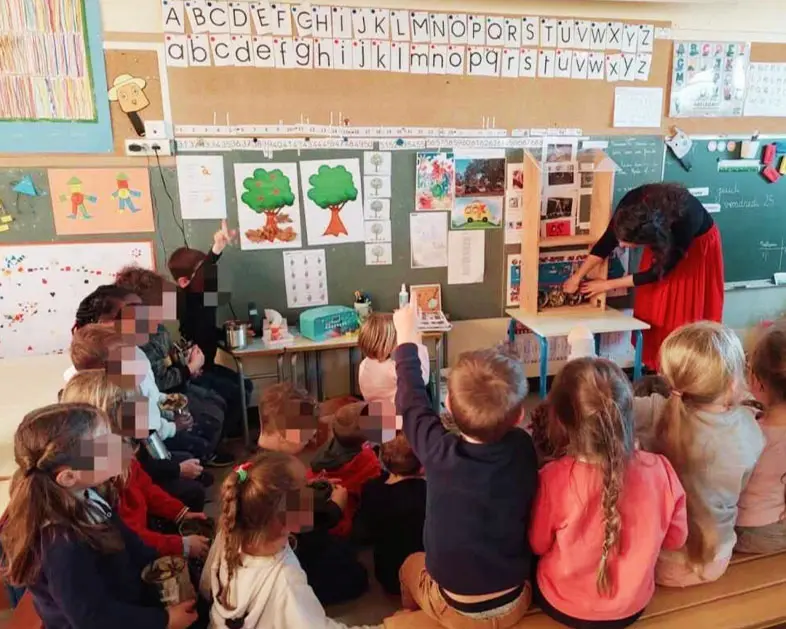 Photo d'une animation sur l'écologie et le zéro déchet dans une classe de primaire