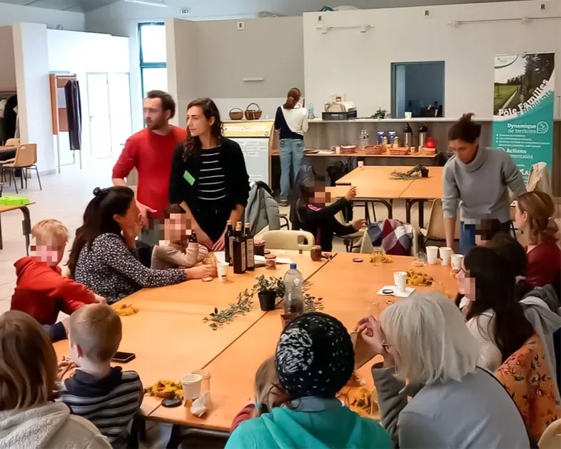 Photo d'une animation créative sur l'écologie et le zéro déchet pour un groupe d'enfant et leurs parents