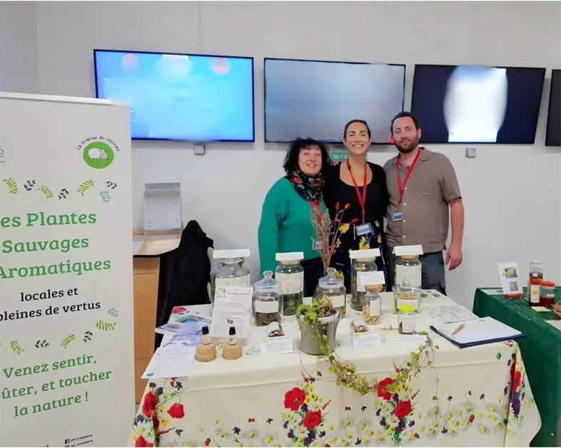 Photo d'un stand de l'association la grange du viornay pour sensibiliser à la biodiversité
