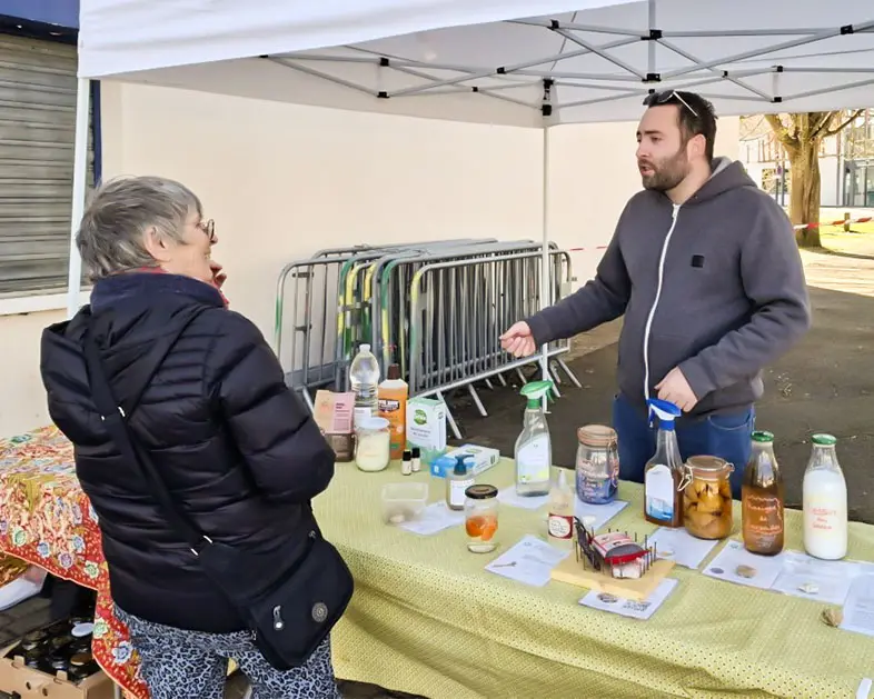 Photo d'un stand de l'association la grange du viornay pour sensibiliser à la biodiversité