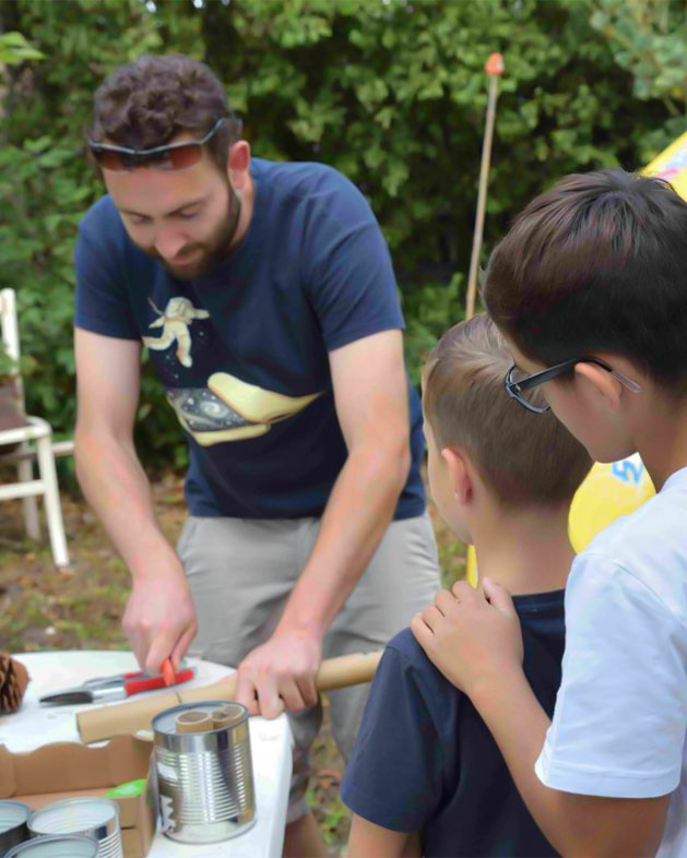 Photo d'un atelier en plein air pour apprendre le bricolage à des enfants