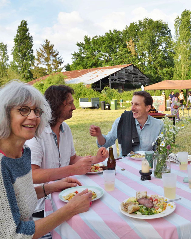 Photo d'un repas associatif convival en plein air